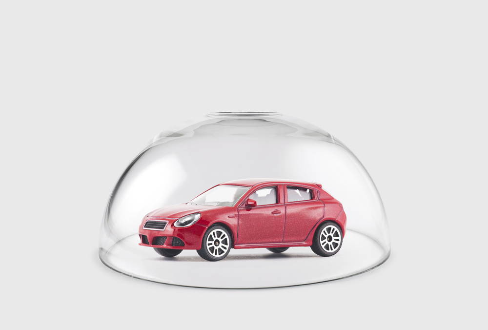cómo elegir el mejor seguro de auto | automóvil protegido por una burbuja transparente